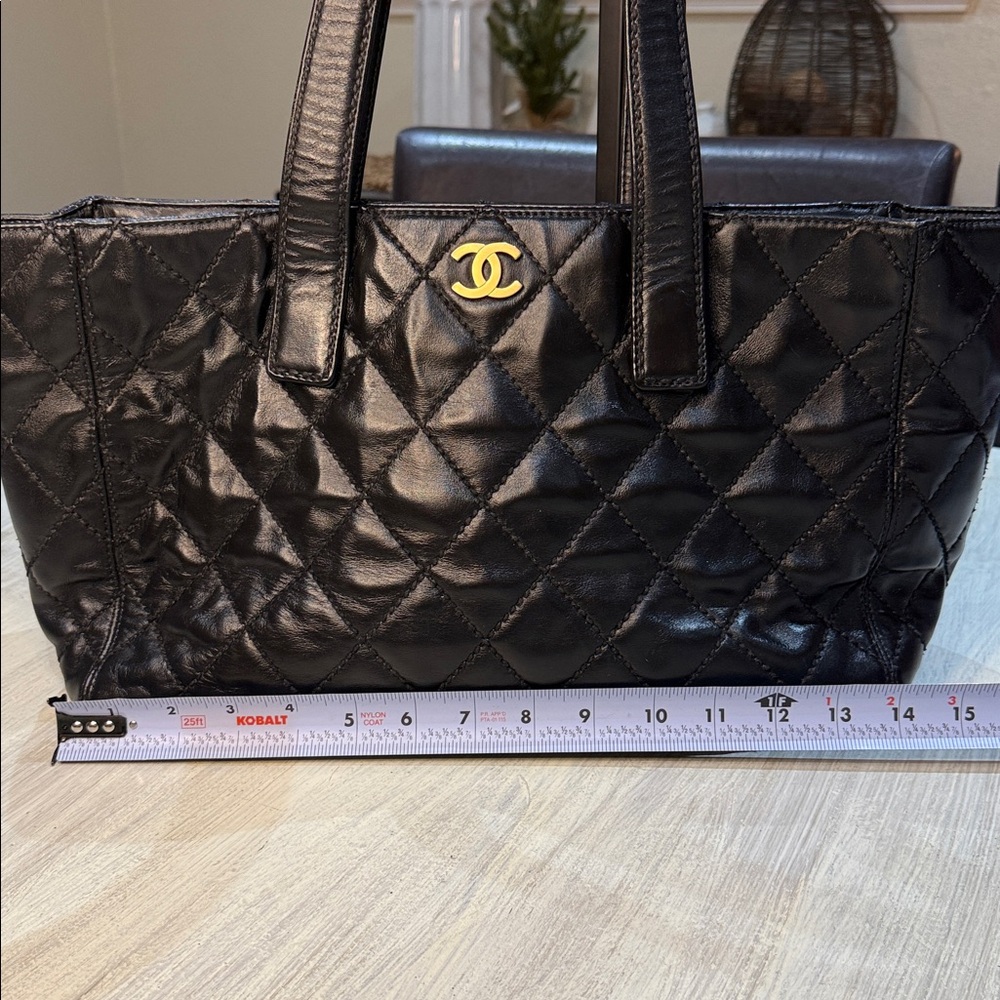 CHANEL Black Quilted Handbag with Gold Accent - Picture 9 of 13
